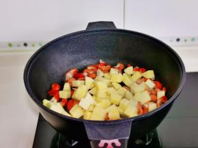 加入切好的土豆丁。