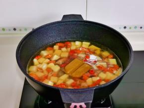 再加入咖喱块烧开，将土豆炖熟。