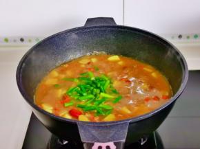 最后加入焯水的蒜苔，按个人口味加盐。