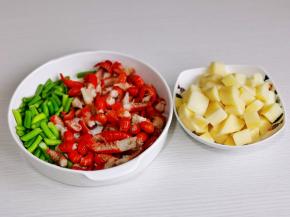 蒜苔洗净切段，龙虾尾洗净，土豆去皮切丁。