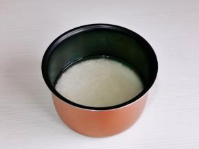 大米淘干净后加入纯净水煮饭。
