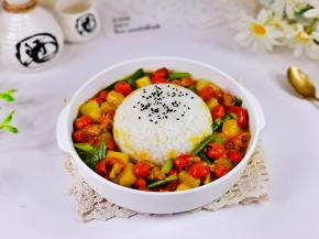 盛一碗米饭倒扣盘中，撒上熟黑芝麻，淋上咖喱龙虾尾就好啦！