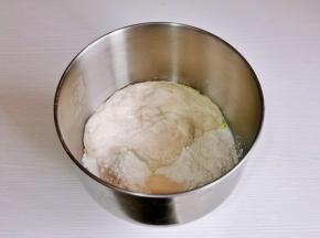 最后加入高筋面粉，酵母粉，发酵好的波兰种启动厨师机揉面