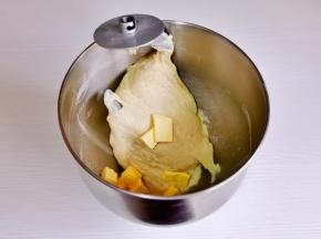 一个小程序结束后加入室温软化的黄油，继续3-4档揉面。