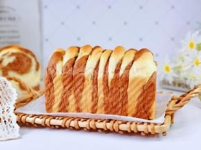 烤好后趁热脱模。