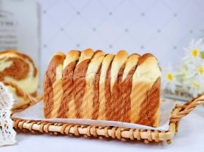 面包中吐司最好做，无需繁琐的整形。