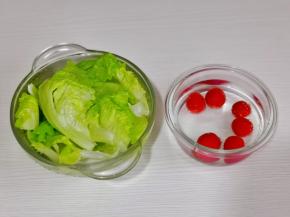 生菜，樱桃番茄洗净后，加盐泡10分钟。