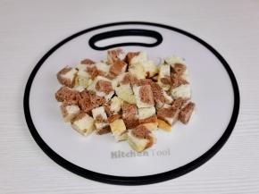 吐司切丁。（我提前做好的双色吐司，大家可以随意）