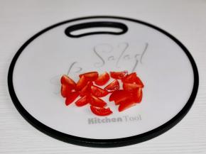 樱桃小番茄切小块。