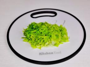 生菜切丝。
