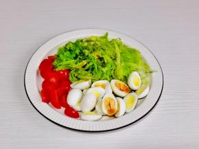 将番茄，鹌鹑蛋，生菜丝放入盘中，淋上沙拉汁。