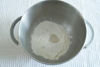 2、面包材料放入打面桶中，盐、糖分开放置，酵母不与盐糖接触。