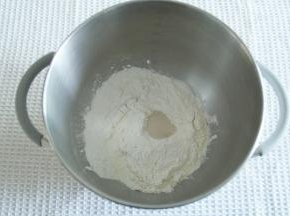 2、面包材料放入打面桶中，盐、糖分开放置，酵母不与盐糖接触。