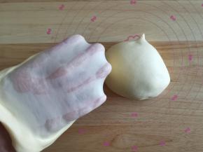 4、取出打好的面团折叠收圆，切下一块慢慢扯开，能撑出透明略结实的薄膜。