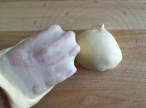 4、取出打好的面团折叠收圆，切下一块慢慢扯开，能撑出透明略结实的薄膜。