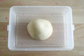 5、滚圆放入盒中，盖保鲜膜。27-28度，发酵到2倍大。