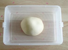 5、滚圆放入盒中，盖保鲜膜。27-28度，发酵到2倍大。