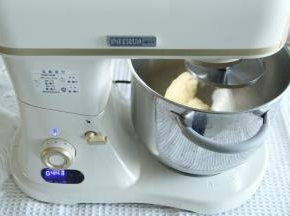 3、开一档混合到无干粉，转4-5档打到面团光滑挂钩。因为是没有加黄油的，直接使用的淡奶油，打面的过程会久一些，如果天气热，需要加冰袋控制面温。