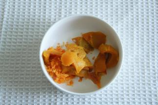 6、发酵期间准备馅料。蒸熟的南瓜+蒸熟的咸蛋黄+淡奶油+肉松，混匀。