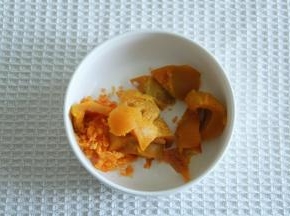 6、发酵期间准备馅料。蒸熟的南瓜+蒸熟的咸蛋黄+淡奶油+肉松，混匀。