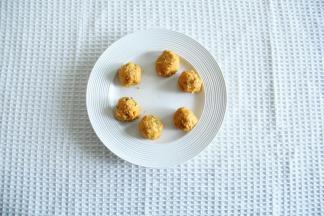 7、分成6份搓成圆形，30克左右一份。