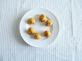 7、分成6份搓成圆形，30克左右一份。