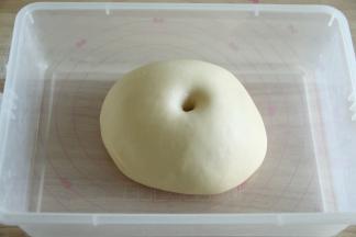 8、发酵好，手指蘸粉戳洞，不立刻回缩塌陷。取出，按压排气。