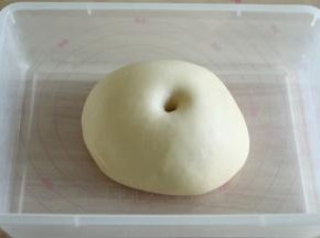 8、发酵好，手指蘸粉戳洞，不立刻回缩塌陷。取出，按压排气。