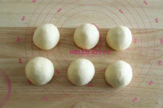 9、分成6份，每份85克。滚圆面团，盖保鲜膜松弛15分钟。