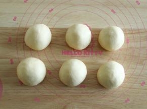 9、分成6份，每份85克。滚圆面团，盖保鲜膜松弛15分钟。