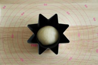 11、包起馅料，收口捏紧朝下，略微整理好放入星形模具。