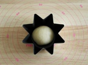 11、包起馅料，收口捏紧朝下，略微整理好放入星形模具。