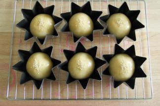 13、发酵快结束时，取出190度预热烤箱。刷上一层蛋黄液，撒白芝麻。