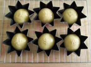 13、发酵快结束时，取出190度预热烤箱。刷上一层蛋黄液，撒白芝麻。