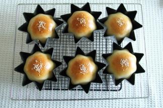 15、烤完取出，脱模冷凉。