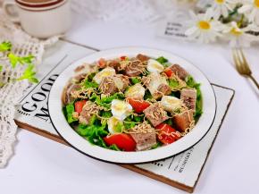 花生酱加入少许凉开水调匀，装入裱花袋挤在表面就好啦！