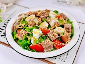 早餐加一杯咖啡，能量满满。