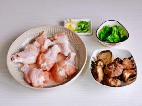 准备食材，葱姜蒜切好，青椒切小块。