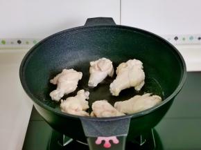 起油锅，加入鸡翅根小火煎至。