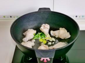 加入切好的葱姜蒜翻炒。