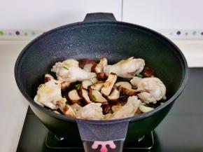 再加入切好的香菇。