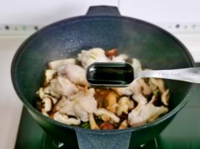 加入酱油，蚝油。