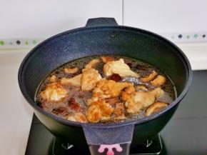 加入纯净水，没过食材为佳。