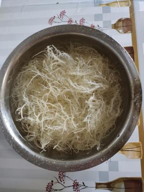 龙须菜清洗几遍，放入冷水中浸泡半个小时！（千万别用开水或者温水泡哦！也不用焯水，要不然就像粉条一样，黏糊糊的，口感不好，也不好吃！）