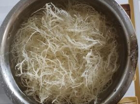 龙须菜清洗几遍，放入冷水中浸泡半个小时！（千万别用开水或者温水泡哦！也不用焯水，要不然就像粉条一样，黏糊糊的，口感不好，也不好吃！）