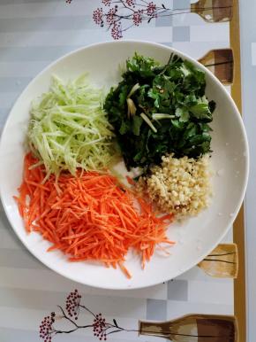 胡萝卜和黄瓜去皮，用擦丝器，擦成细丝！（没有擦丝器的就用刀切成丝也可！）香菜洗净切成段，蒜瓣剁成蒜末备用！