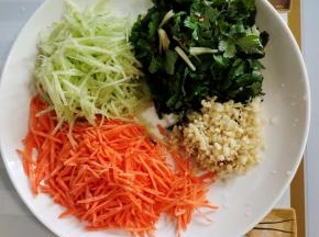 胡萝卜和黄瓜去皮，用擦丝器，擦成细丝！（没有擦丝器的就用刀切成丝也可！）香菜洗净切成段，蒜瓣剁成蒜末备用！