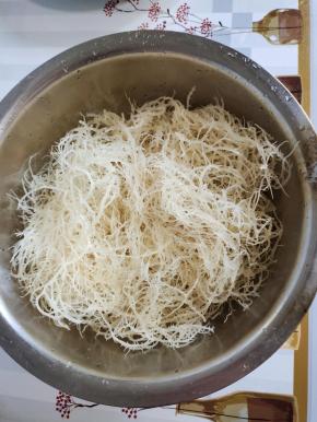 把龙须菜放入一个大一点儿的容器中！