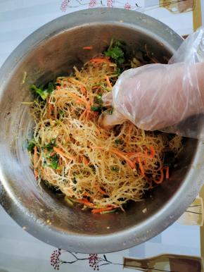 放入胡萝卜丝，黄瓜丝，蒜末，香菜，生抽两大勺，味达美香醋两大勺，盐一勺，鸡精一勺，白糖一勺，香油适量，辣椒油一勺！戴上一次性手套，抓拌均匀！