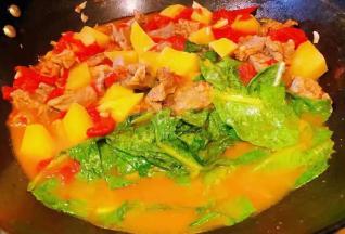 炖至土豆八成熟时放入莴笋叶改成小火慢炖